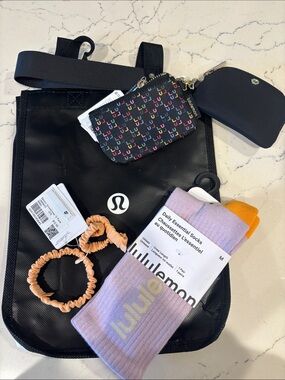 lululemon Daily Essential Crew Socks + Scrunchie (2)+ Dual Pouch Wristlet SET 🔥